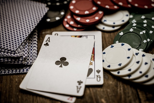 What makes poker online so popular with so many people?